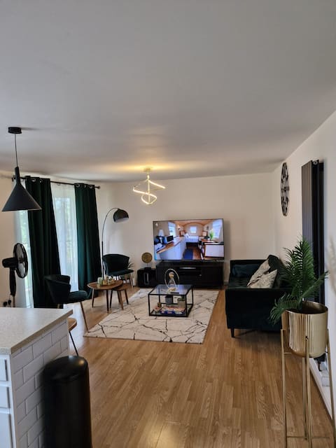 Top Airbnb: Heronsgate GH018 in Stone