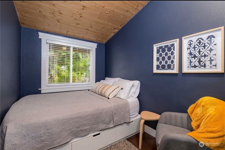 De grote slaapkamer is super gezellig en zal je zeker een geweldige nachtrust bieden.