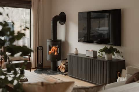 New Lux 7bdm on lake w/hot tub - fire pit - arcade