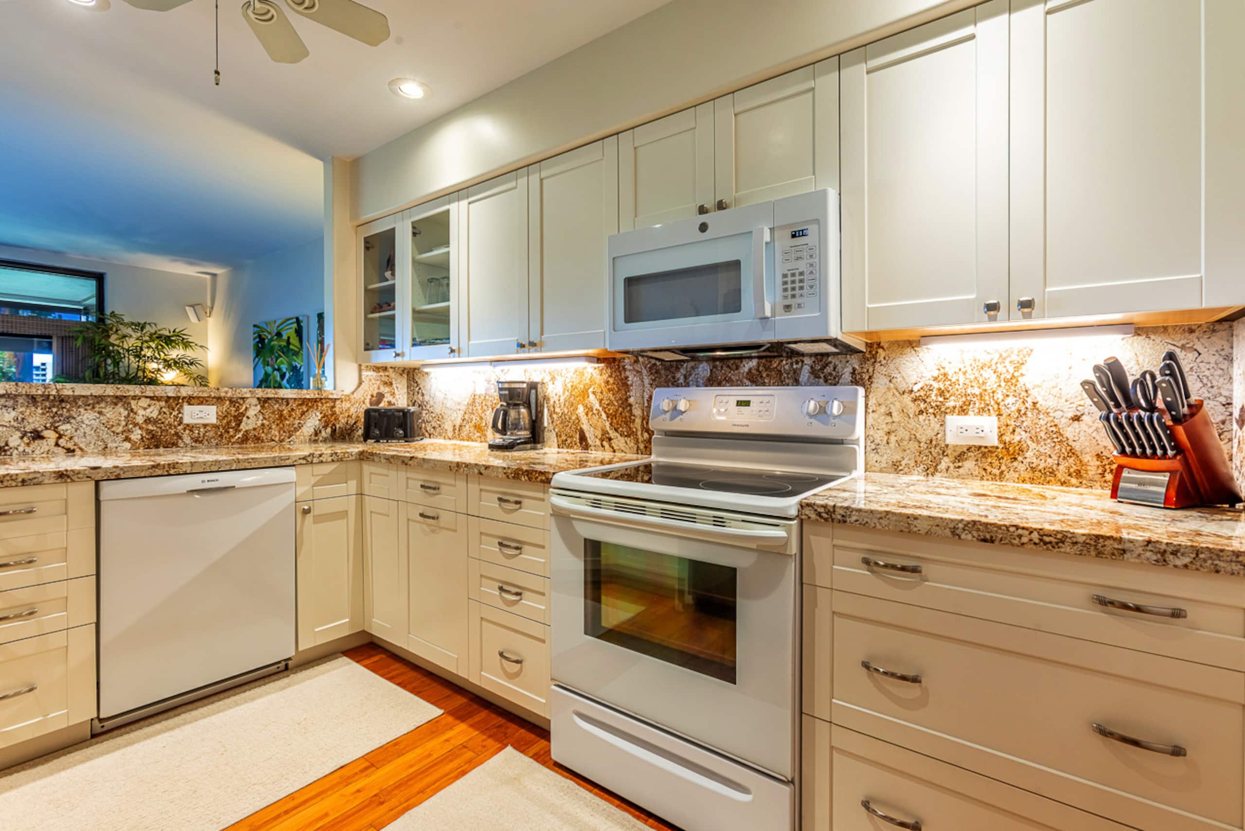 Condo in Lahaina · ★4.6 · 2 bedrooms · 3 beds · 2 baths - Image 12