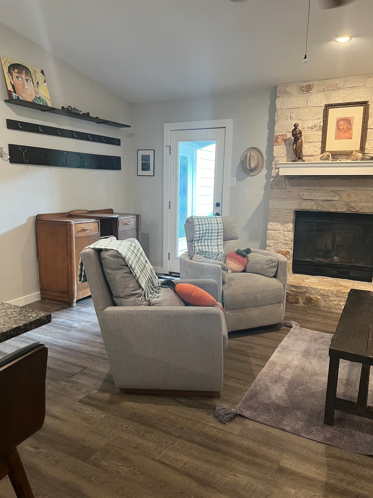 Ლაშქრობებიანი სკამები - ერთიც დამჯდარია!