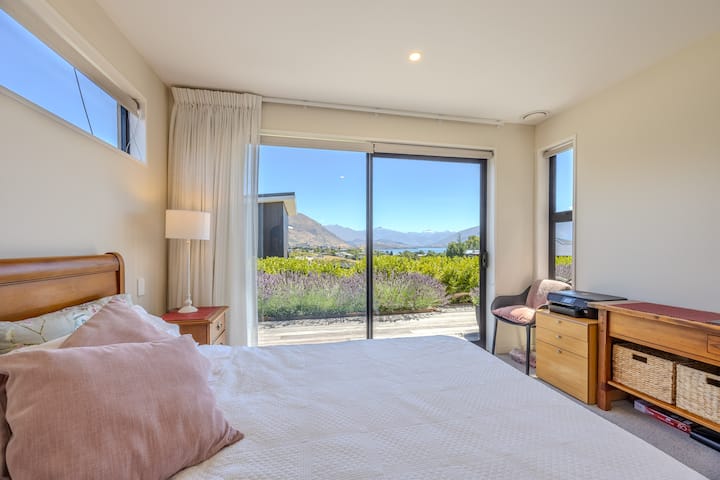 נוף לאגם ולהרים של חדר השינה הראשי - מהמיטה! 