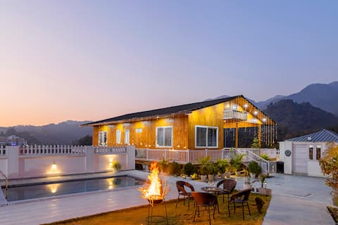 Serene Paws Retreat: Hilltop Stay W/ Pool & Garden