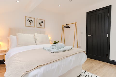 Skyview 2BR flat, Free WIFI, Parking & Work Top,
