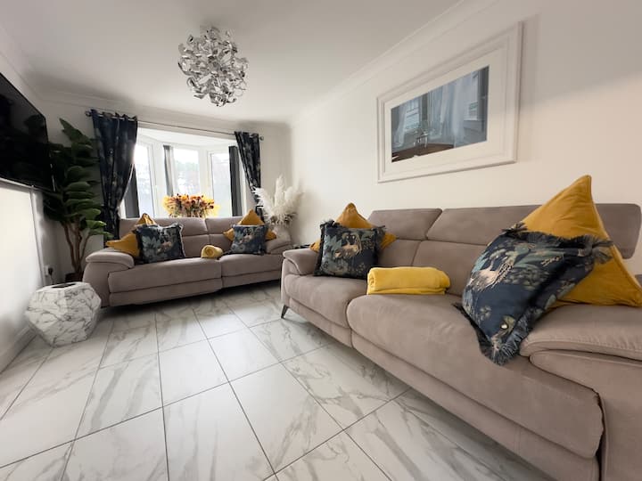 Great Orme Getaway With Whirlpool Bath Games Room - Llandudno