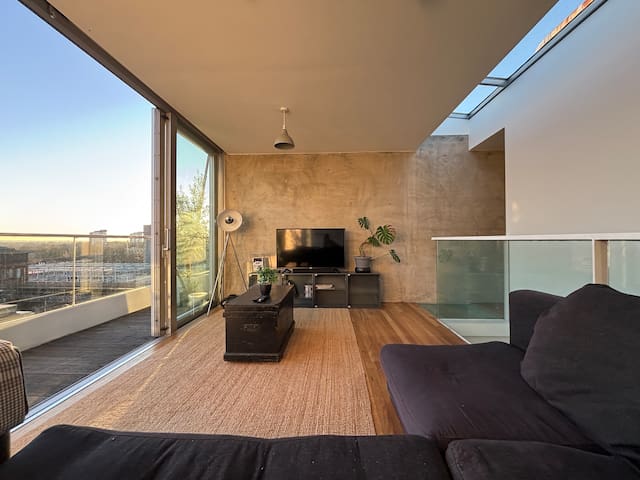 City Centre Skyline Apartment: Free Secure Parking