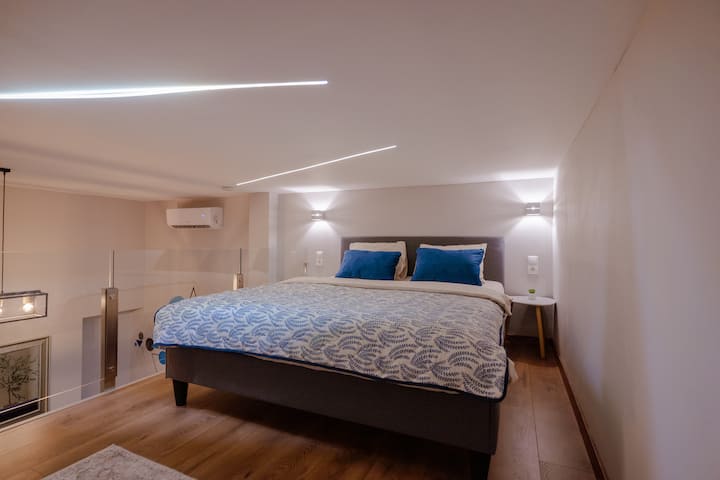 Quarto mezanino com uma confortável cama de casal e lençóis macios. O local aconchegante perfeito para descansar depois de um dia cheio de aventuras.