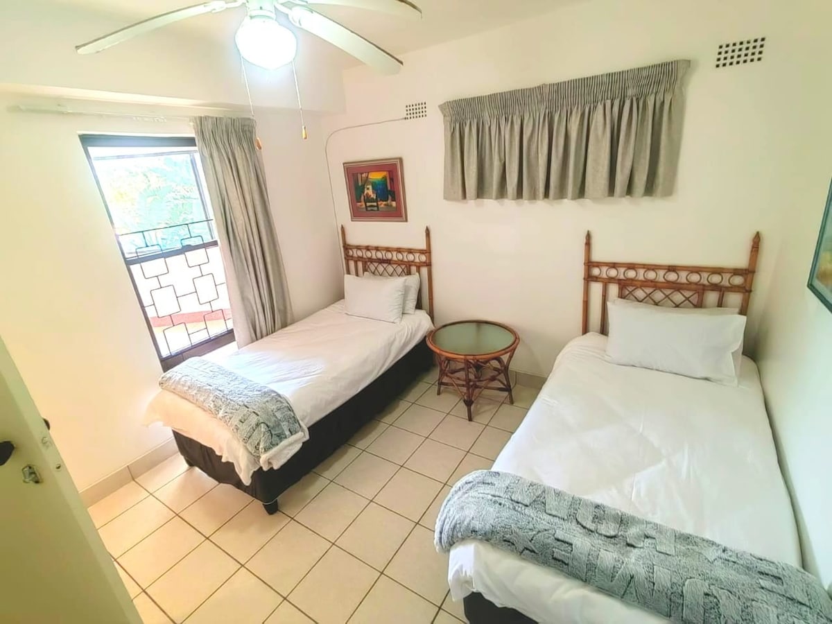 Cómodo segundo dormitorio con 2 camas individuales. 