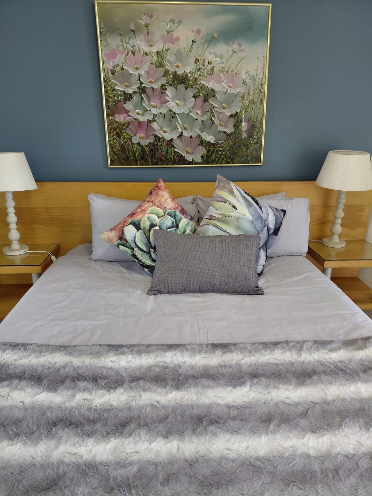 Noche de sueño tranquilo en la cama tamaño queen, en el dormitorio principal. Se proporciona un vestidor grande y un espejo. 