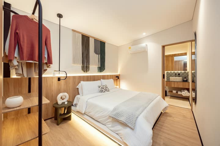 ملاذك الهادئ في انتظارك. سرير كبير الحجم يوفر نومًا عميقًا. مع دفء ميديلين، يضمن مكيف الهواء القوي لدينا أن تكون غرفتك دائمًا ملاذًا باردًا ومريحًا لك للراحة حقًا.
