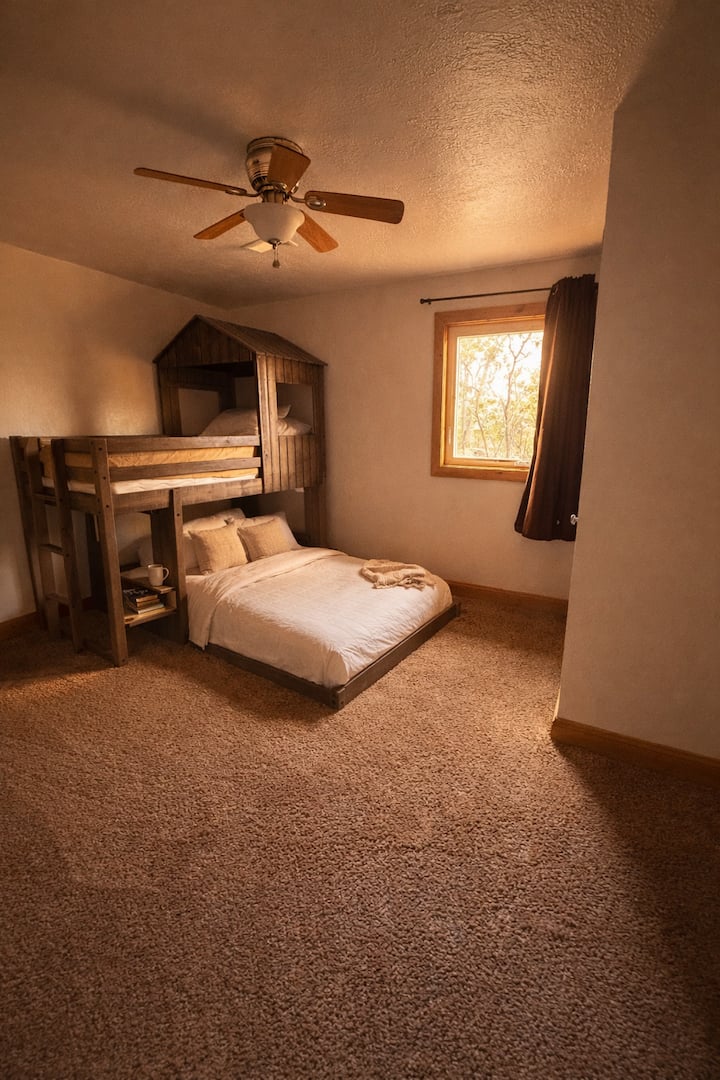 Riverfront Cabin - Sleeps 8, Hot Tub & Sauna