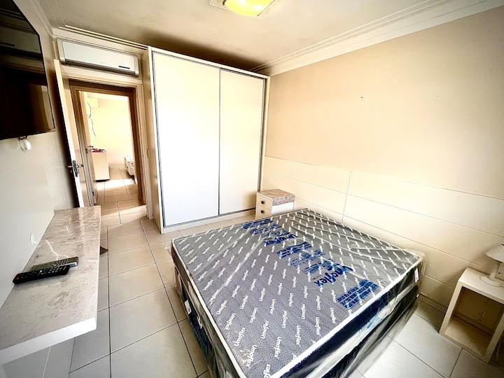 Colchón para parejas a estrenar.

22 fundas de almohada 
4 sábanas individuales con elástico
2 sábanas dobles con banda elástica 
1 sábana doble superior 
2 sábana encimera individual 
2 parejas de mantas 
2 colchas individuales 
6 almohadas 