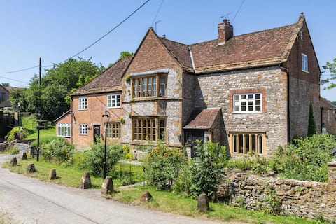 Large Farmhouse - Swimming Pond, Hot Tub and Sauna
