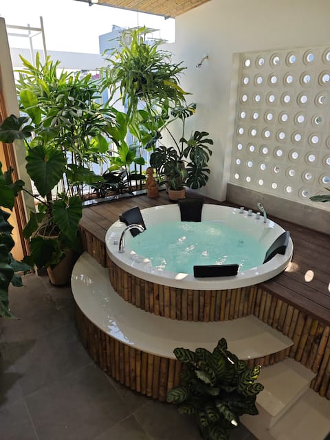 GomiHouse |4BR Private • Rooftop Jacuzzi • Central