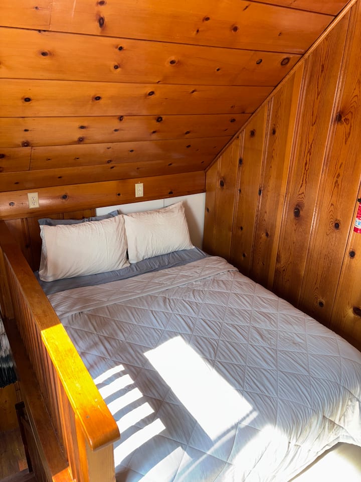 ️ Bračni krevet u potkrovlju/spavaćoj sobi 