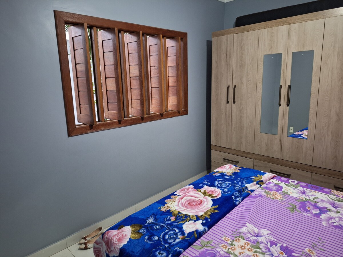 Спална соба 1 со двоен кревет и гардероба