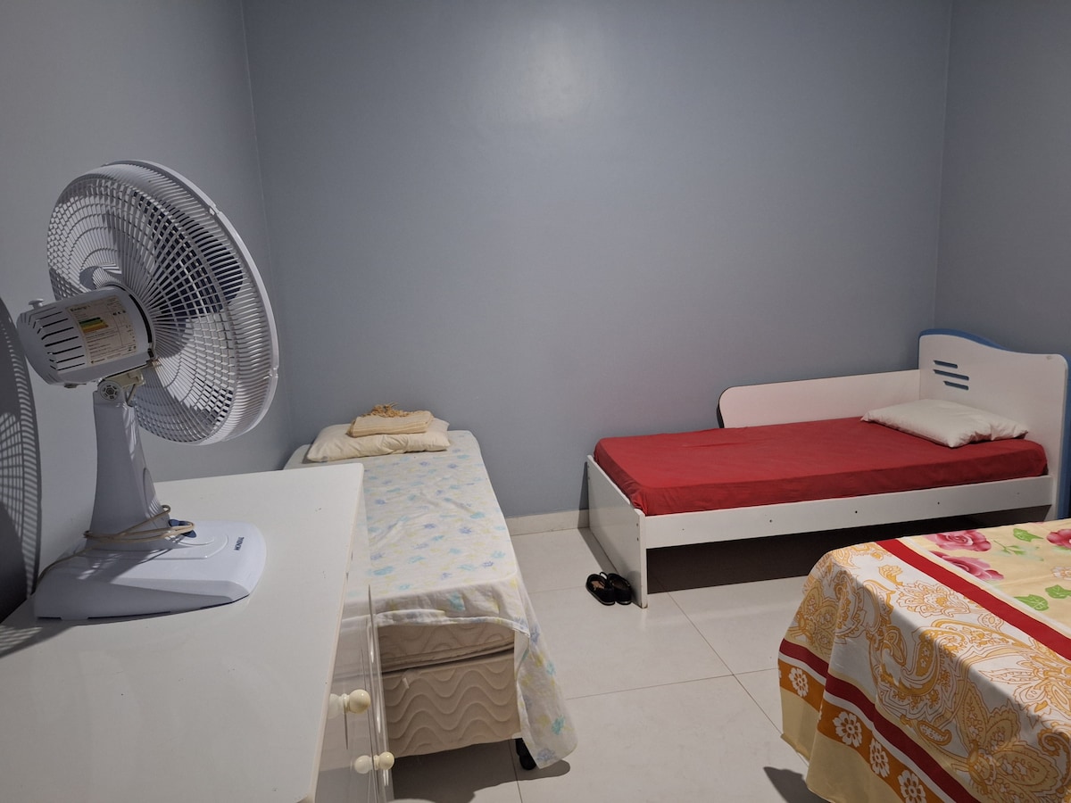 Спална соба 2 со 1 брачен кревет и 2 единечни кревета