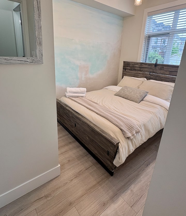 Arriba, «sala de jardín». Completa con arte mural en constante cambio que induce a la felicidad. 