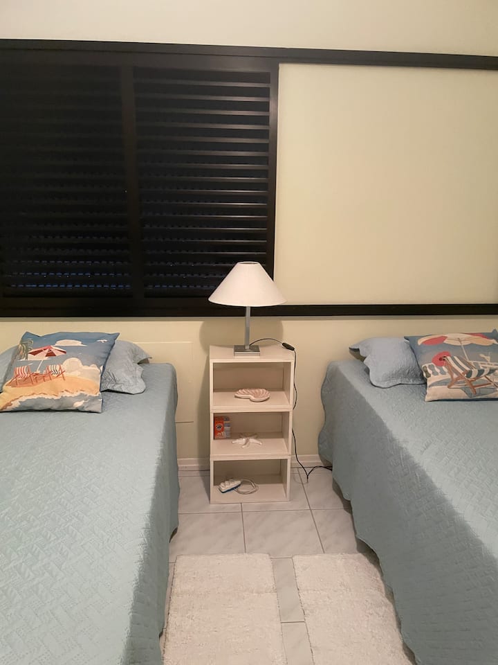 Tuna katika chumba hiki vitanda viwili vya sanduku moja. Ikiwa wamewekwa pamoja wanaweza kukaribisha wanandoa. 