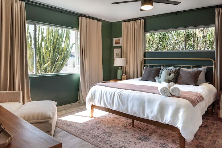 Pumzika na upumzike kwa mapazia ya kuzima, matandiko na nafasi kubwa katika chumba cha Msingi. ✨