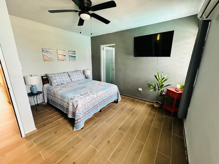 La chambre principale avait un lit queen size confortable et une salle de bain attenante