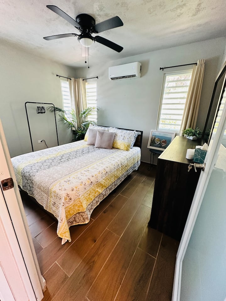 Le lit d'invité offre un lit queen size et une commode complète pour que vous puissiez défaire vos valises et vous détendre