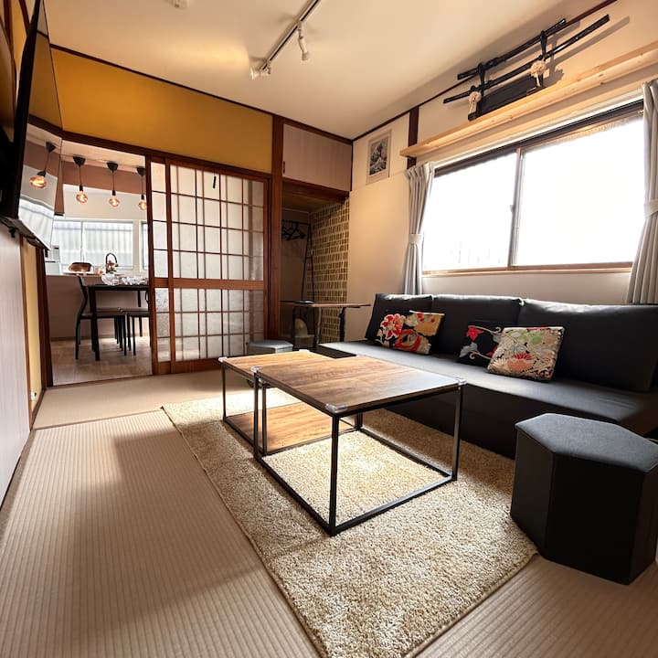 Stue og soveværelse på første sal.Tatamimåtterne er lavet af japansk papir og er døbte japanske designrum.Lige ved siden af er der en spiseplads.