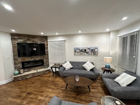 Top Airbnb: Spacious 4BR Stay Near Premium Outlets in Meadowvale