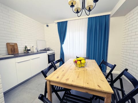 Mangalia:Spacious 4-Bedroom Apartment-Near the Sea