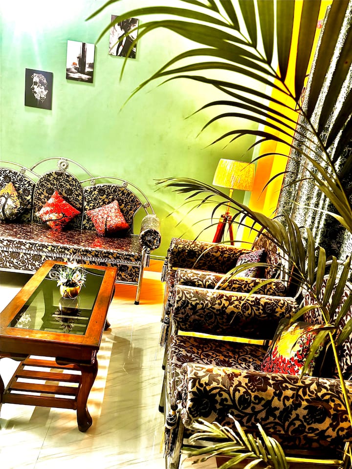 Een gezellige woonkamer met een houten standaard licht dat warmte en stijl toevoegt, aangevuld met elegante kunst aan de muur. Een perfecte mix van comfort en moderne esthetiek.