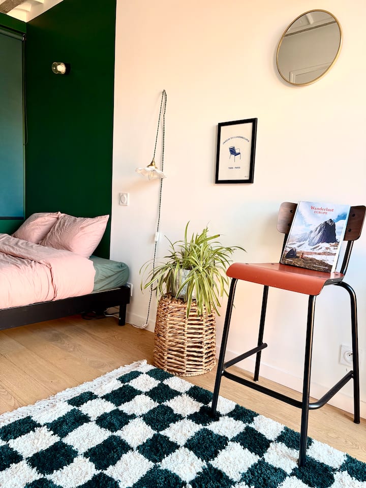 Chambre cosy avec lit queen size. Elle donne sur une cour très calme. La chambre possède un bureau. 