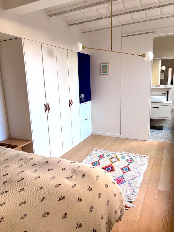 Suite parentale avec salle de bains. Lit King size. La chambre donne sur une terrasse extérieure de 10m2.