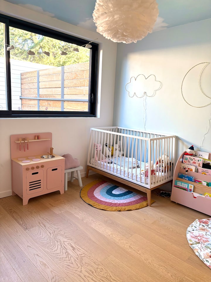 Chambre bébé /enfant. Nous pouvons mettre un matelas au sol (70 x 190) et un lit parapluie à disposition en plus du lit bébé pour accueillir plusieurs jeunes enfants.