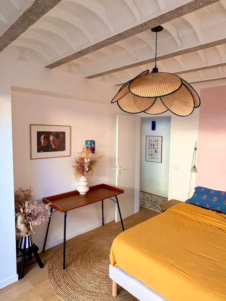 Seconde chambre très agréable et calme. 2 matelas 90 x 200 (soit un lit King size). La chambre donne sur une belle terrasse partagée avec la suite parentale.