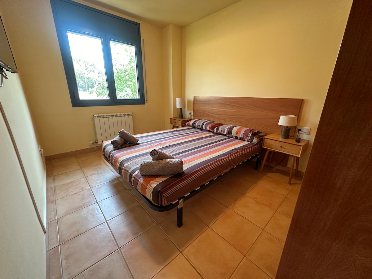 Kamer met tweepersoonsbed op de bovenste verdieping, buitenraam naar de achtertuin. Met tv in de kamer