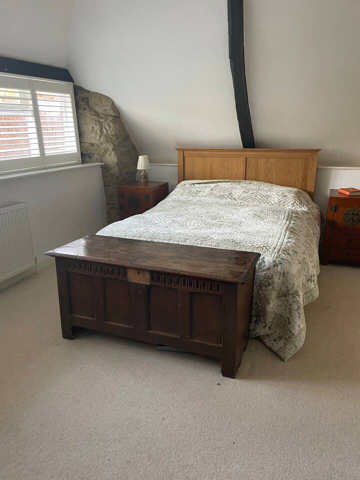 Hlavná spálňa s výhľadom do záhrady. Okenice udržiavajú chladnú a tmavú. 