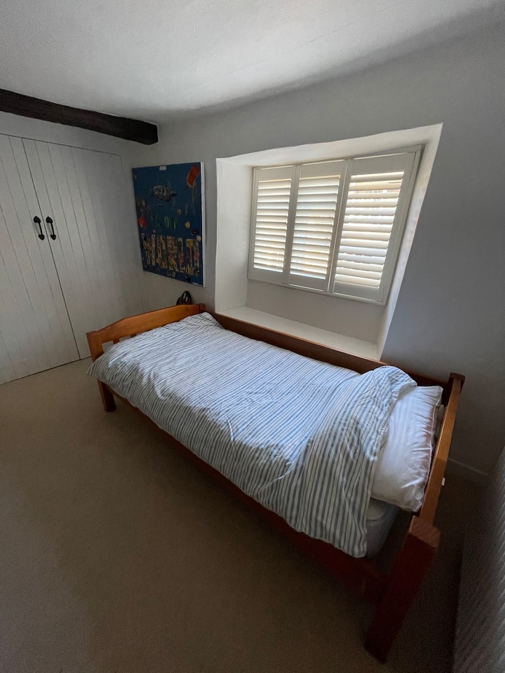 Veľká izba s dvoma samostatnými lôžkami, vstavanými šatníkmi a drevenými okenicami 