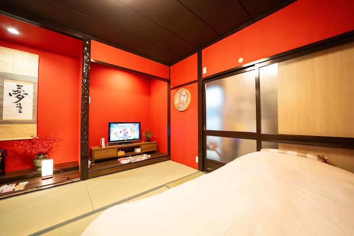 Si vous avez besoin d'un canapé-lit, veuillez tirer vos propres draps et futons.