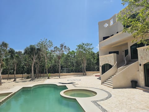 6 room luxury Villa- free Breakfast & Transport