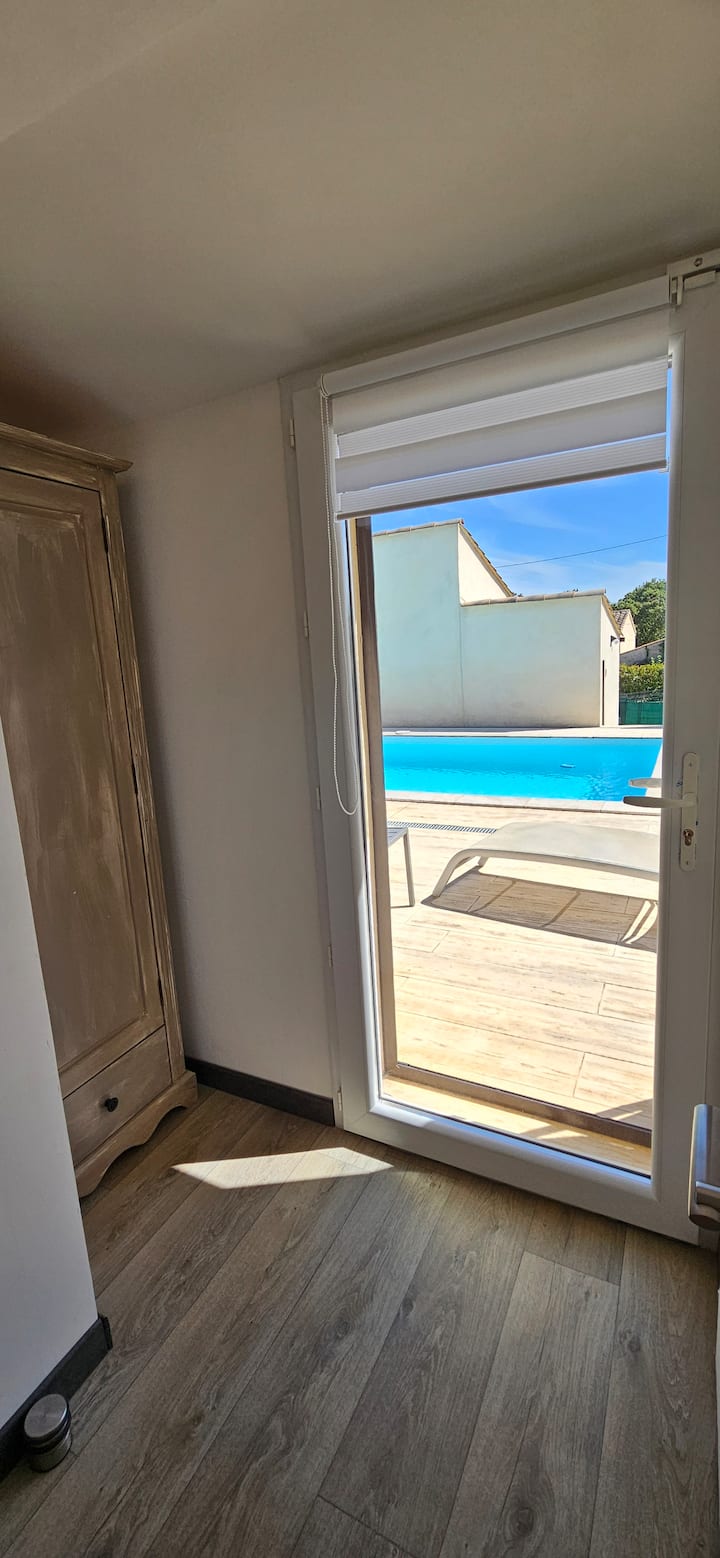 porte de la chambre accès piscine