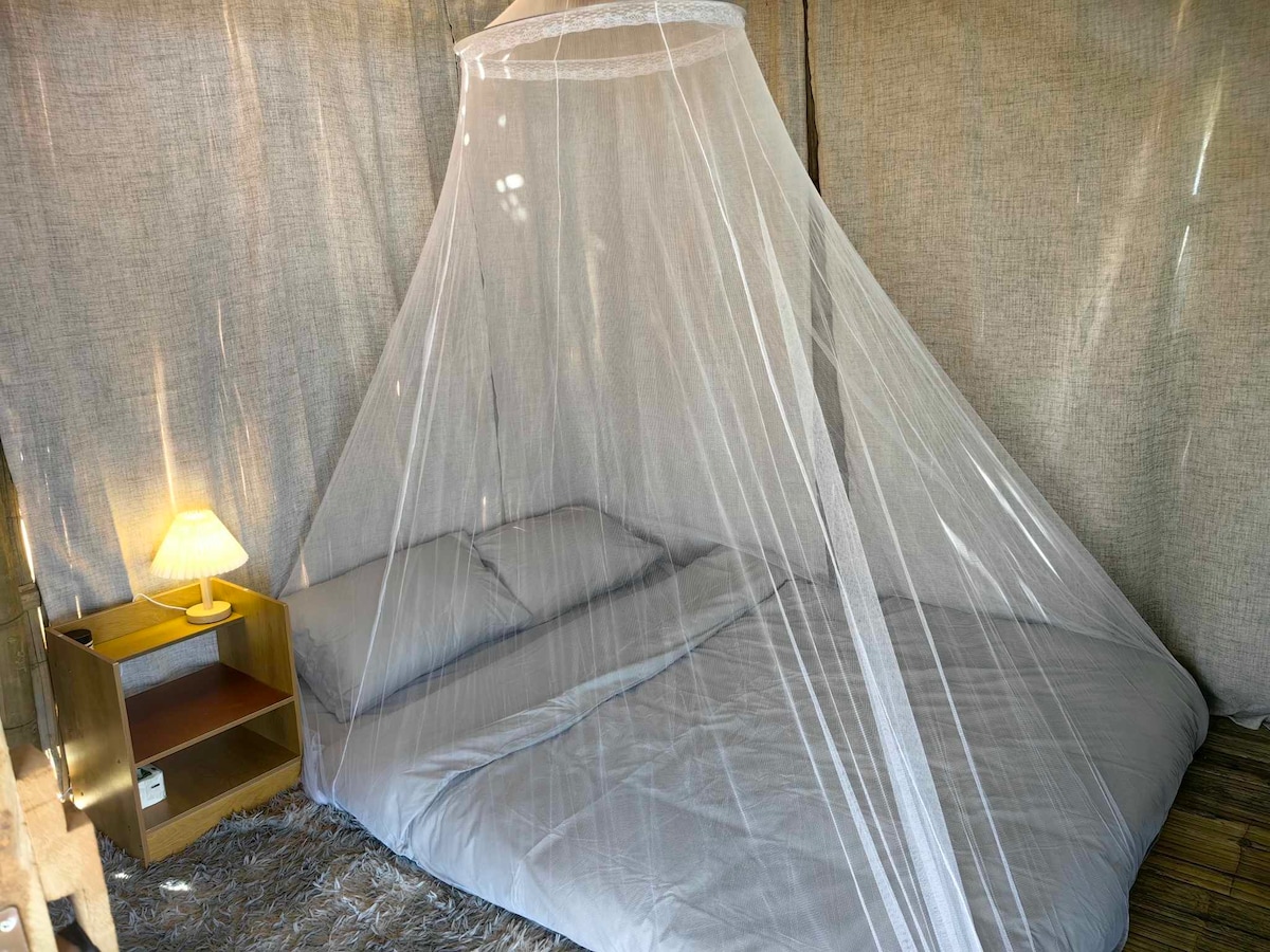 غرفة نوم رئيسية بسرير بحجم كوين مع إمكانية الوصول إلى الشرفة مع إطلالة بانورامية