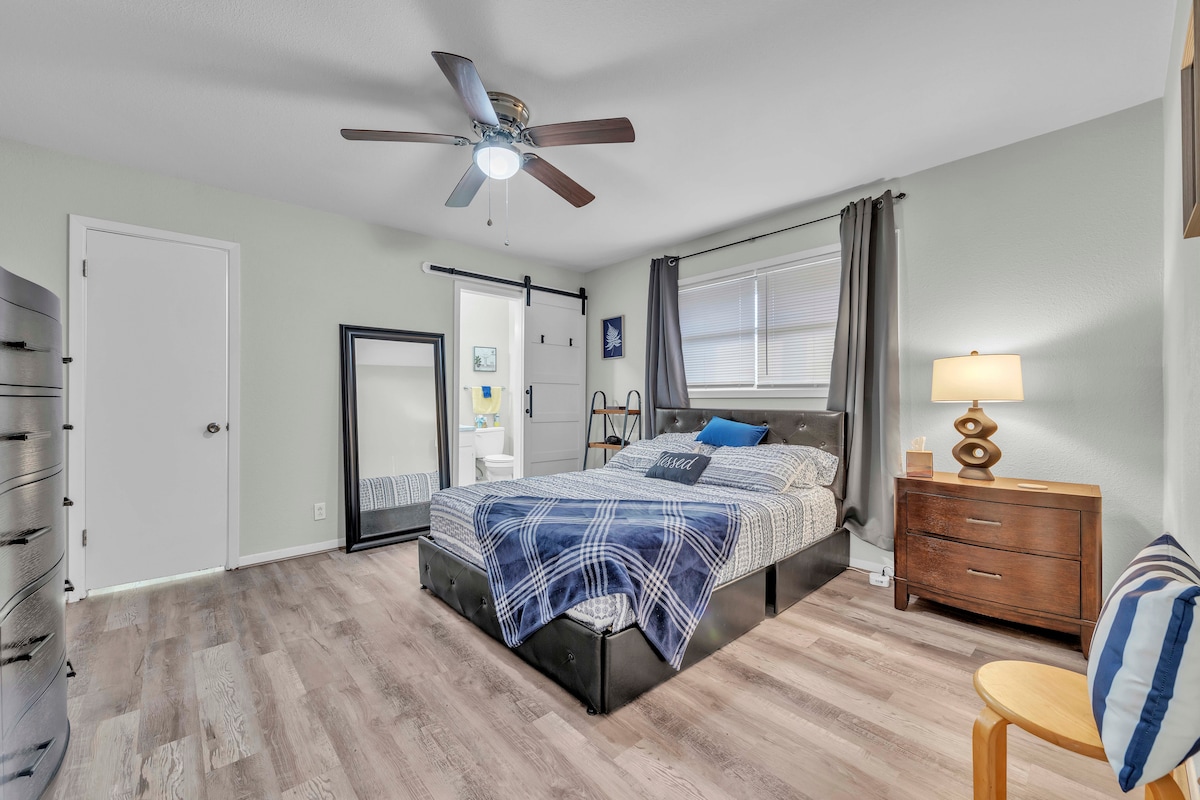 Cómodo y espacioso dormitorio principal con baño principal y vestidor. Cama tamaño queen. 