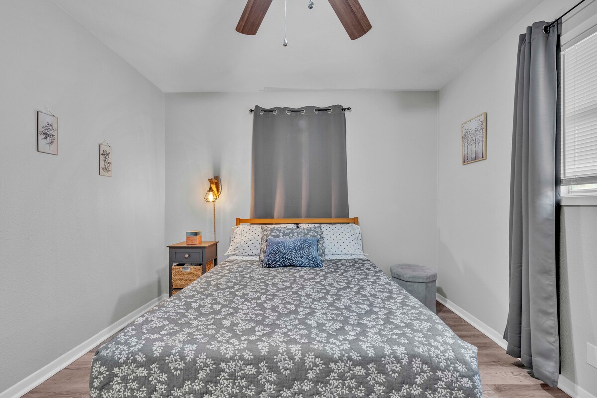 Cómodo segundo dormitorio con una cama doble y un vestidor.