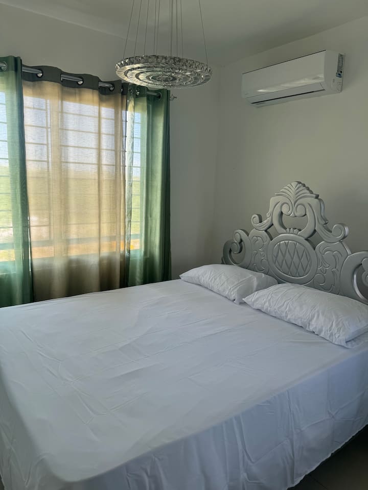 سرير بحجم كوين ومكيف هواء وخزانة معكوسة 