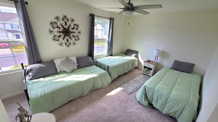 Საძინებელი მდებარეობს მე-2 სართულზე. Სულ 4 ორადგილიანი საწოლი ამ ოთახში.