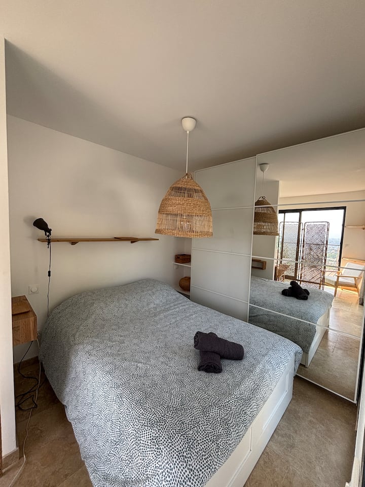 Agradable zona de dormitorio con una cama doble de 140 cm x 2 y un vestidor muy grande de 2 m de ancho por 40 cm de profundidad con perchas, cajones y armarios. 