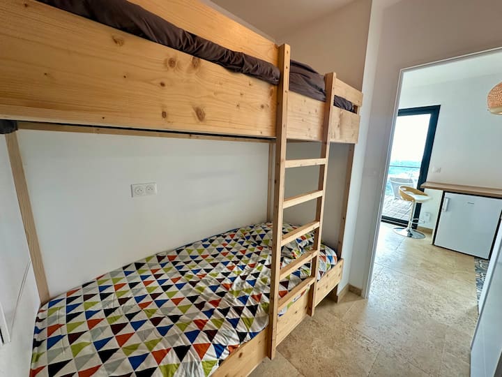 2 literas situadas en el espacio entre la puerta de entrada de la sala de estar. Una puerta separa completamente este espacio del resto del apartamento, para garantizar la tranquilidad de los niños y la intimidad de los padres. 