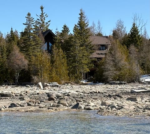 4000 sq. ft waterfront log cottage near Tobermory