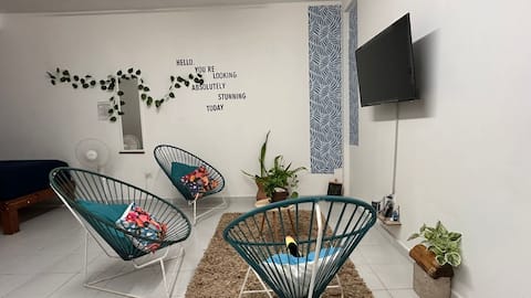 Top performing Airbnb: Downtown studio with A/C, ideal for 3 in Supermanzana 1