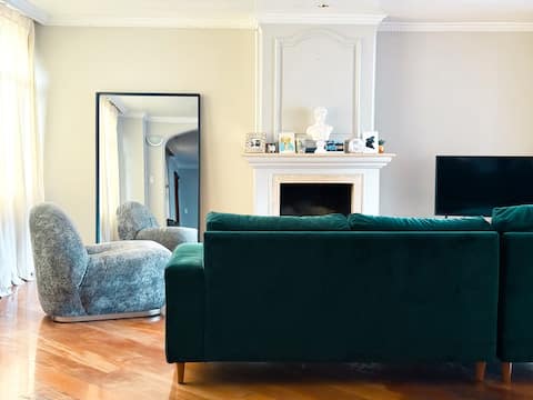 Central, Spacious, Chic and Cozy